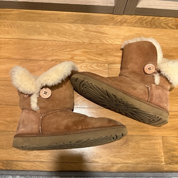 Cozy Shearling-Lined Brown Boots - Picture 2 of 6
